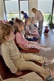 Návšteva seniorov a detí z jaslí v kultúrnom centre